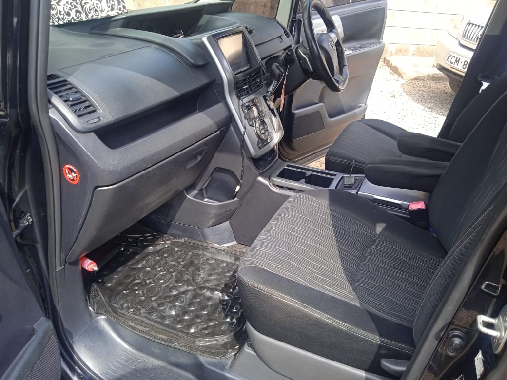TOYOTA VOXY - Image 8