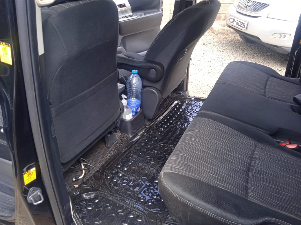 TOYOTA VOXY - Image 2