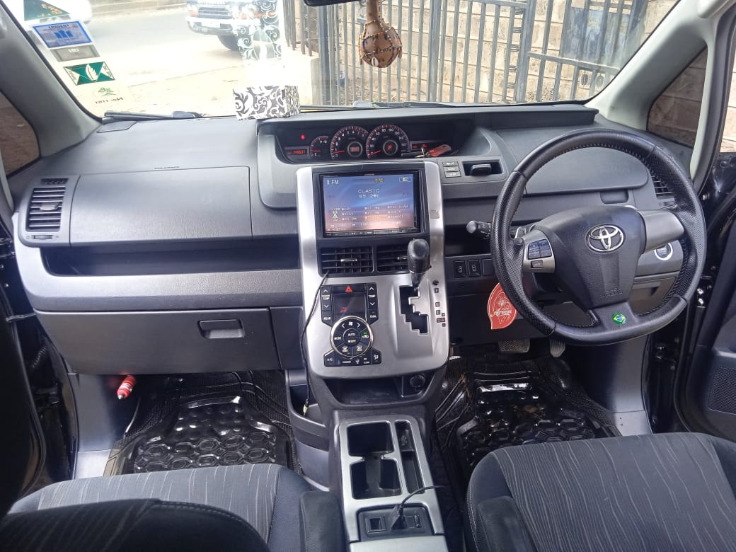 TOYOTA VOXY - Image 10