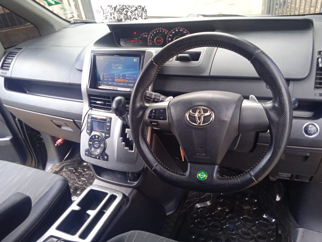 TOYOTA VOXY - Image 4