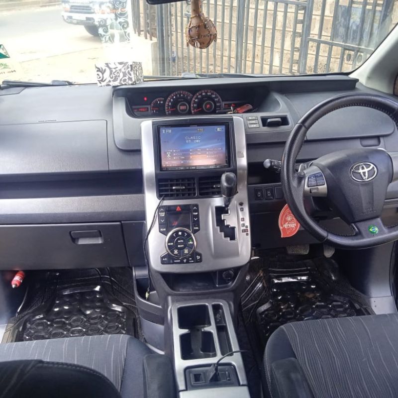 TOYOTA VOXY - Image 5